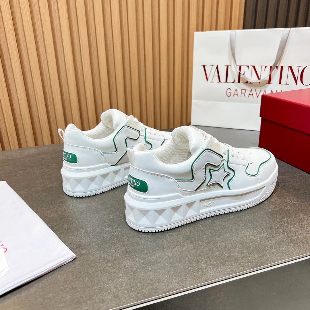 👟👟Ex-factory price 660👟👟 𝑽𝒂𝒍𝒆𝒏𝒕𝒊𝒏𝒐Valentino 𝑶𝒏𝒆𝑺𝒕𝒖𝒅 Couple casual sports shoes series Valentino 2024 new couple sports shoes are on sale. The original ZP was purchased and dismantled. Repeated pattern making and modification. I tried my best to restore it one to one! Top luxury masterpiece Signature five-pointed star design Soft and comfortable genuine leather with contrasting colors brings excellent and elegant texture and excellent on-foot comfort Top purchasing version upper: imported calfskin surface/original oil edge craftsmanship Outsole: original development 𝐓𝐏𝐔 two-color combination outsole Packaging: original configuration complete package Code number: 34-𝟒𝟓
